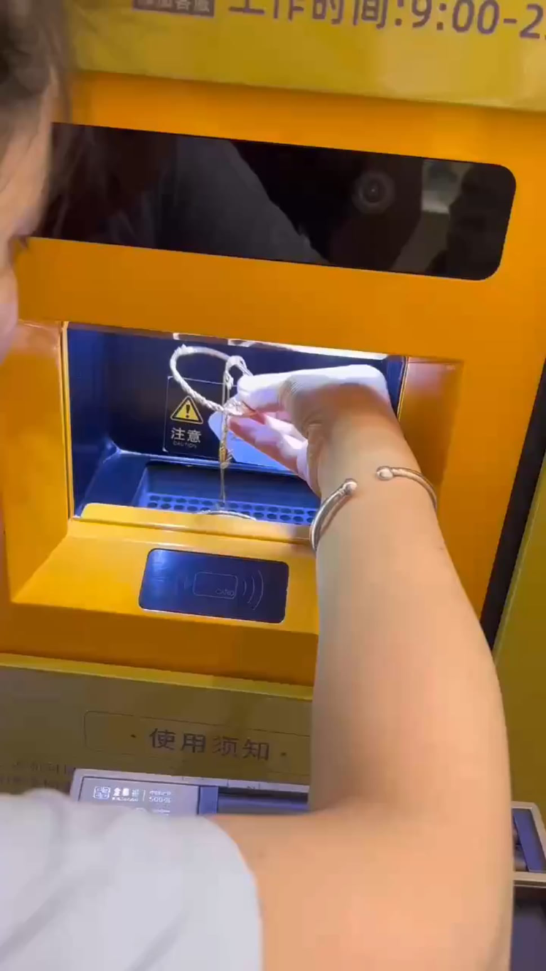 a-gold-atm-in-shanghai-that-melts-gold-evaluates-its-purity-v0-agx3bg9uy2p4m3dlmarnxom6uxbx33urnilb1do7cxwzymm-cgnuhc9lap5a847421648505547847.png